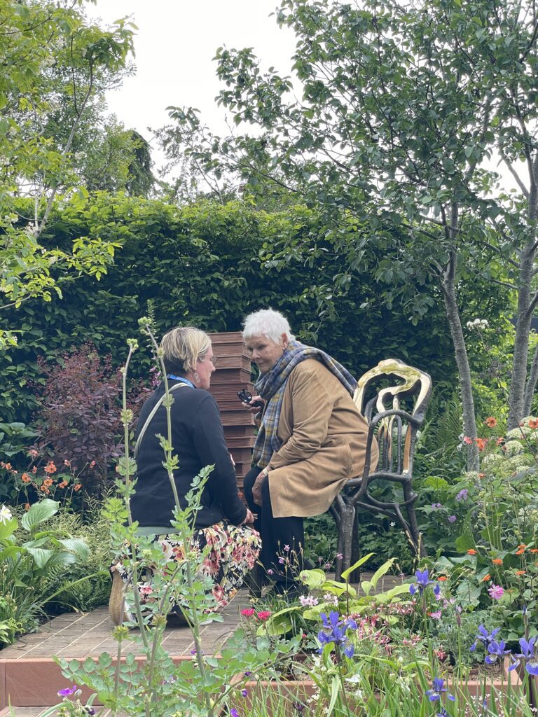 Alice and Judi Dench sat on the bronze chair at Chelsea flower show 20026